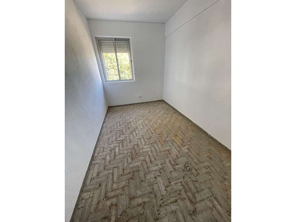 Apartamento T3 com Varanda em Monte Abraão - Uma Oportunidade para ...-3