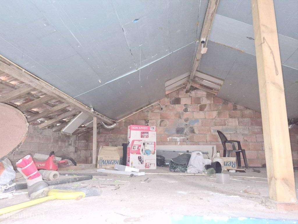 Moradia T3 para remodelar Vialonga-7