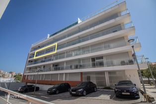 Apartamento T2 com elevador e garagem muito perto da Praia do Oasis, F