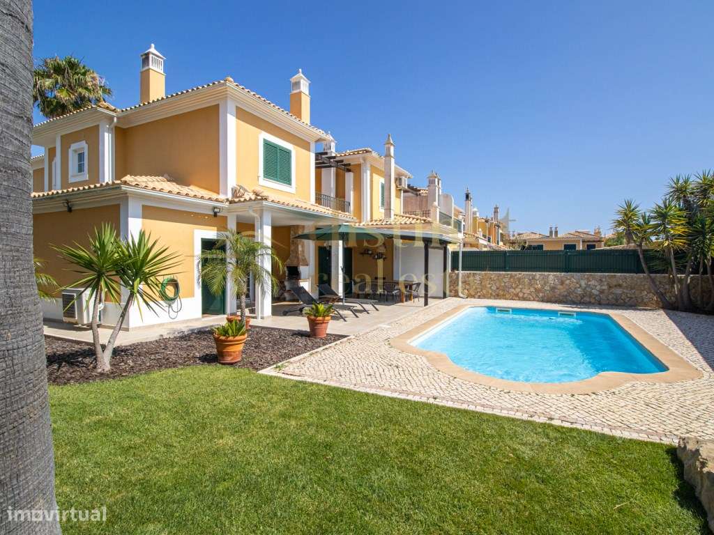 FANTÁSTICA/MORADIA EM BANDA/COM 4 QUARTOS/JARDIM & PISCINA/A APENAS...-34