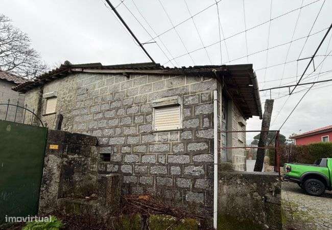 Moradia T2 para restauro sito em Verim / Povoa de Lanhoso-9