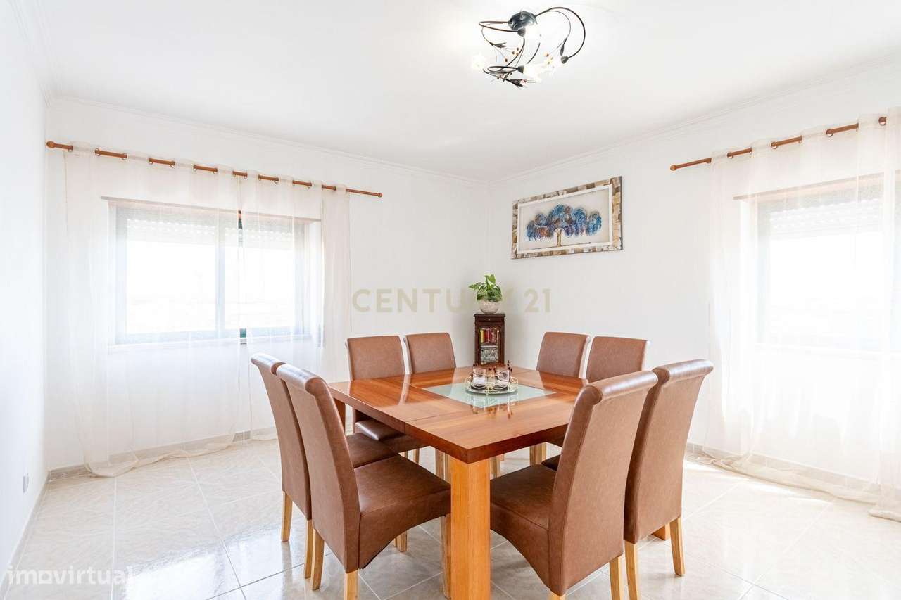 Apartamento T2 à Venda em Vale Flores-0