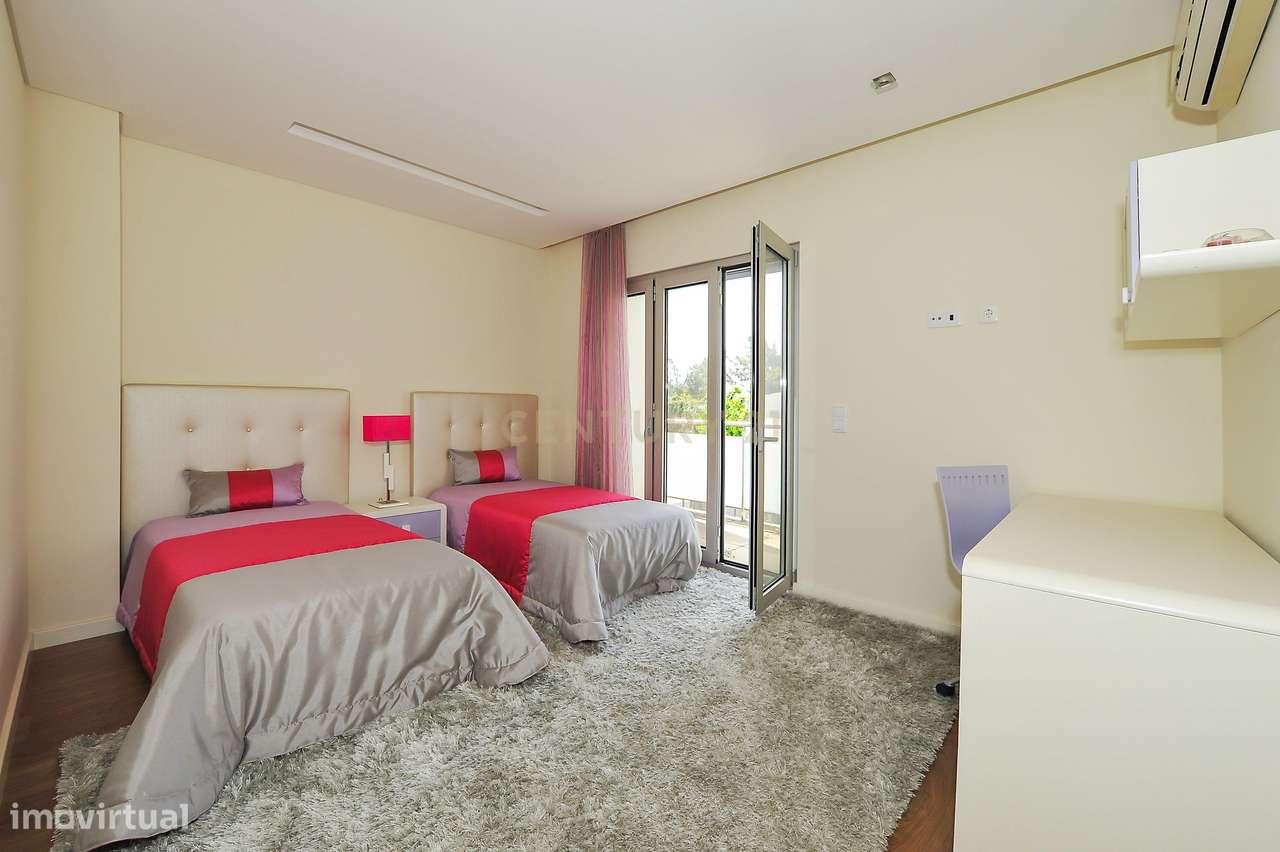 Moradia T3+1 Alto da Parede, em Condomínio Fechado com Vista Mar-18