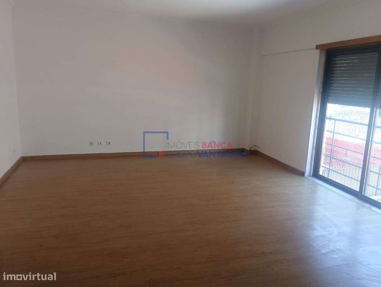 Apartamento T3 com parqueamentos Localizado na Amadora - Grande imagem: 4/30