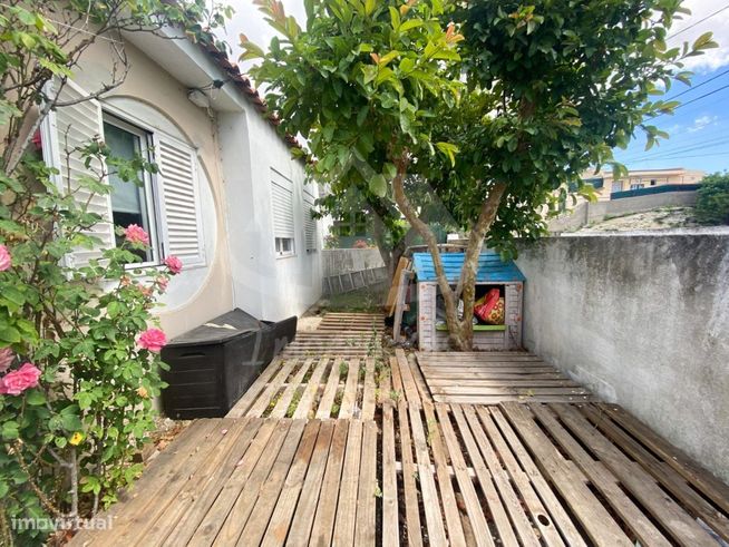 Moradia T2 com sótão aproveitado no Bairro da CAR em Camarate, Loures-17