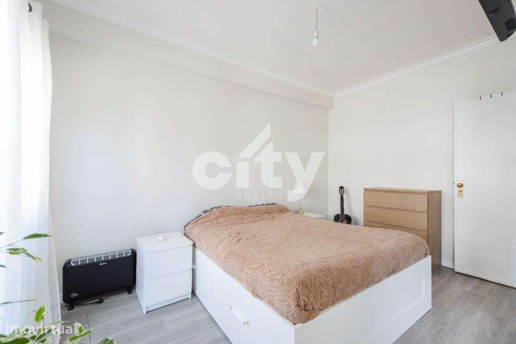 Apartamento T3 localizado em zona central de Massamá junto à Escola Se-18