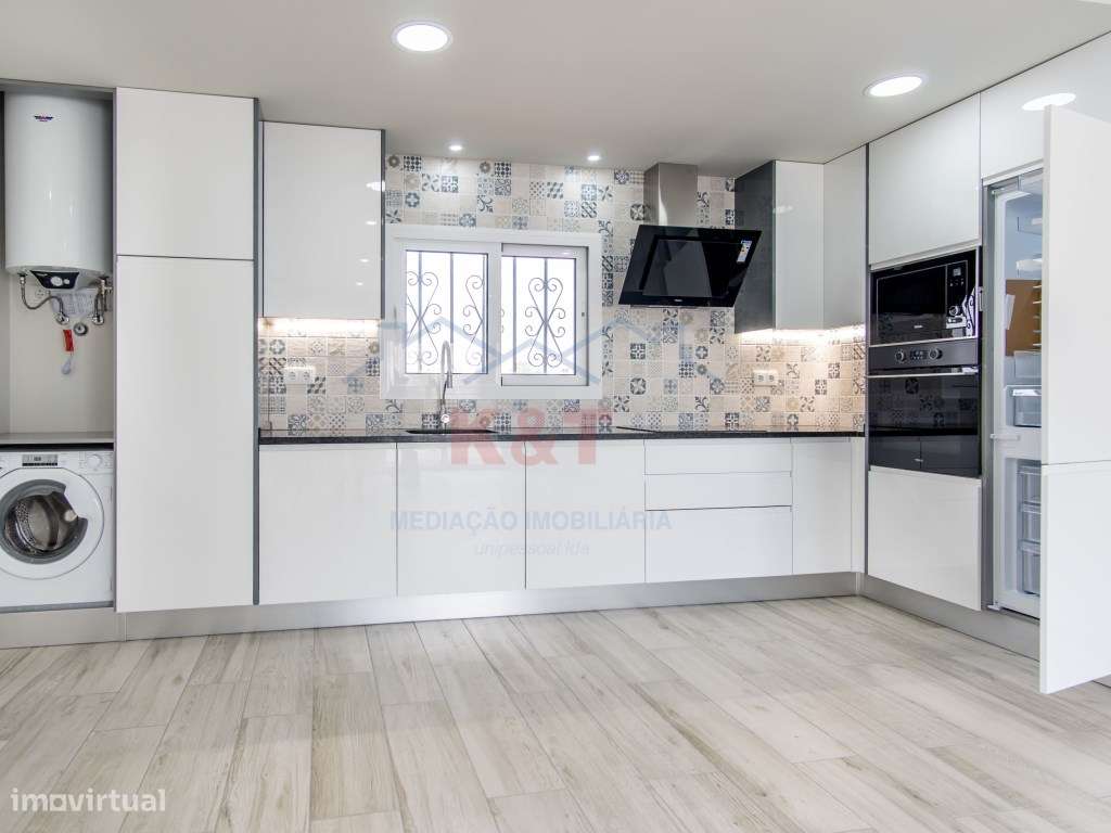 T2 na Praia da Rocha totalmente Remodelado-5