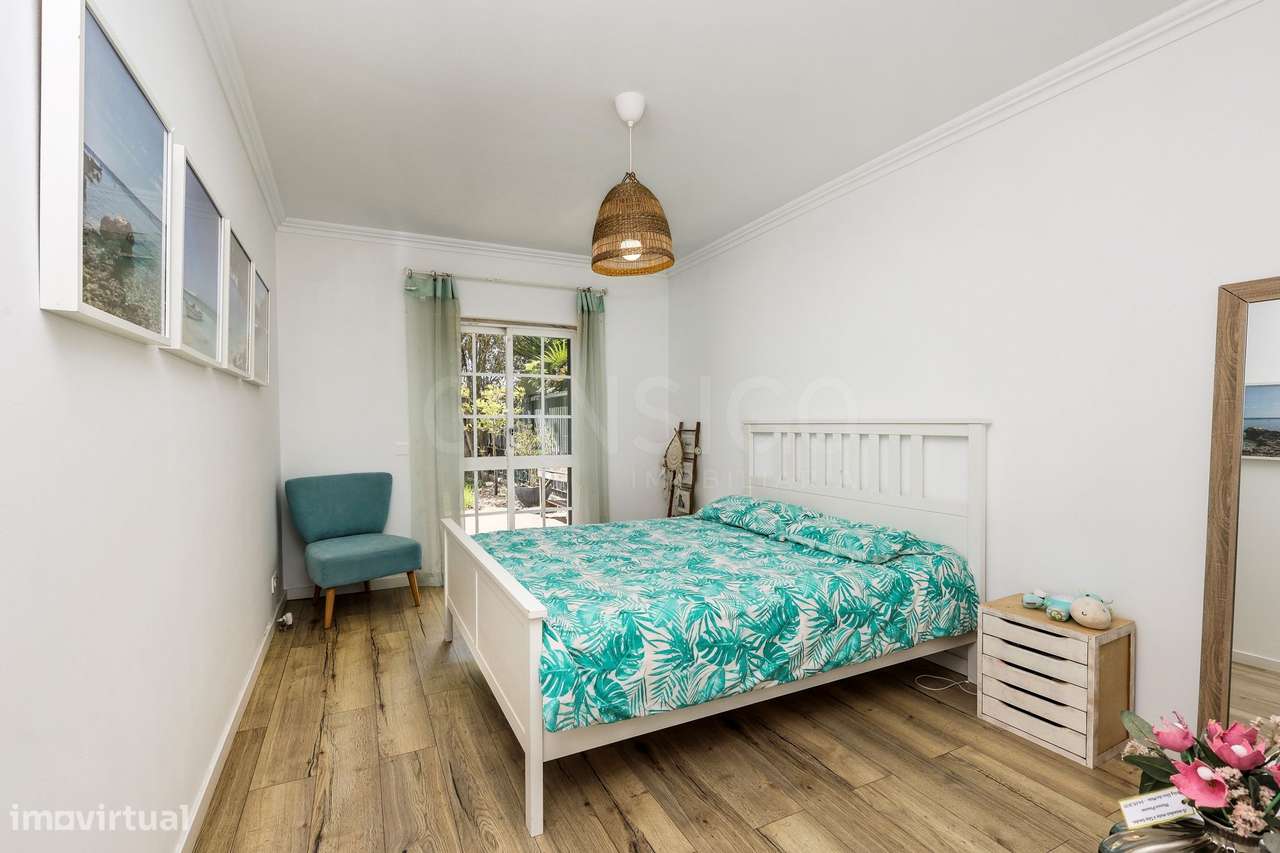 T3 com jardim privado, condomínio com piscina ,2 Estacionamentos + 1 a-19