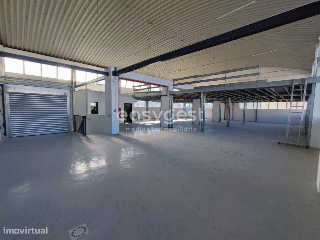 Armazém Industrial junto ao aeroporto Militar de Figo Maduro-Lisboa - Grande imagem: 1/10