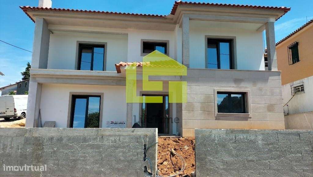 Moradia unifamiliar com 2 pisos - Tipologia T4+1, implantada em lote c - Grande imagem: 5/27