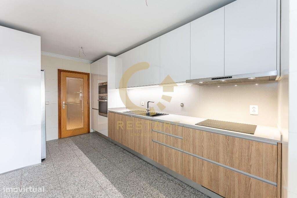 Apartamento T3 com excelente exposição solar, box fechada e junto ao m-50