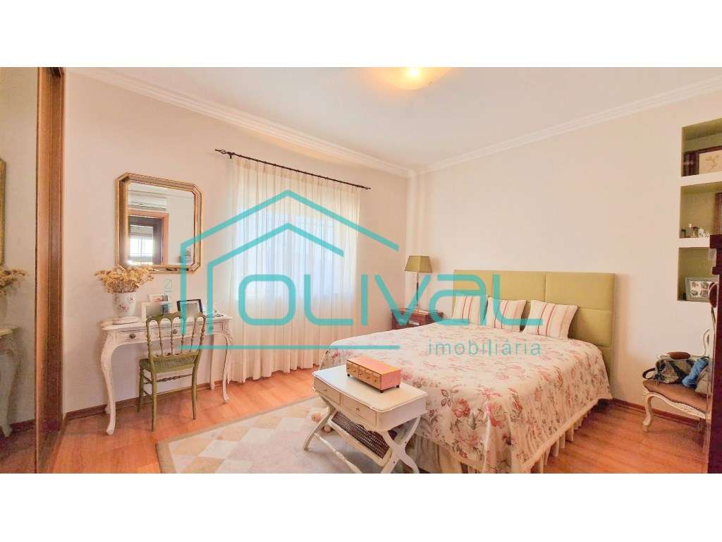 T4 com Arrecadação e Garagem Box no Centro de Benavente - Excelente...-12