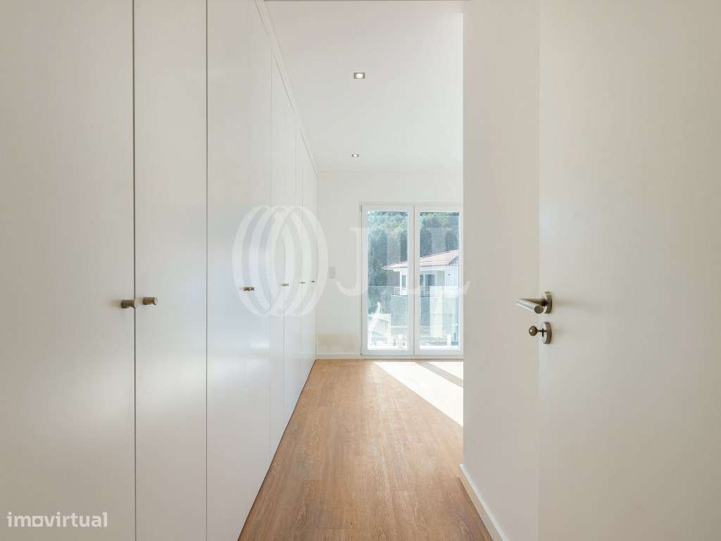 Apartamento T2 com varanda e estacionamento em Loures-7