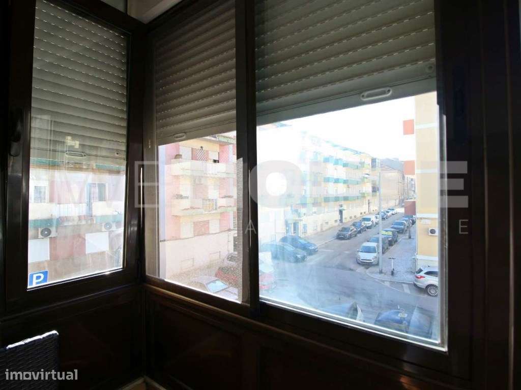 Apartamento T2 com 77m2 e arrecadação localizado na Verderena-3