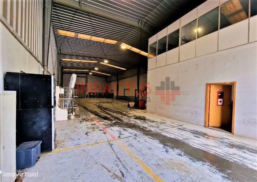 Armazém com 600m2 inserido em zona industrial em Alfena