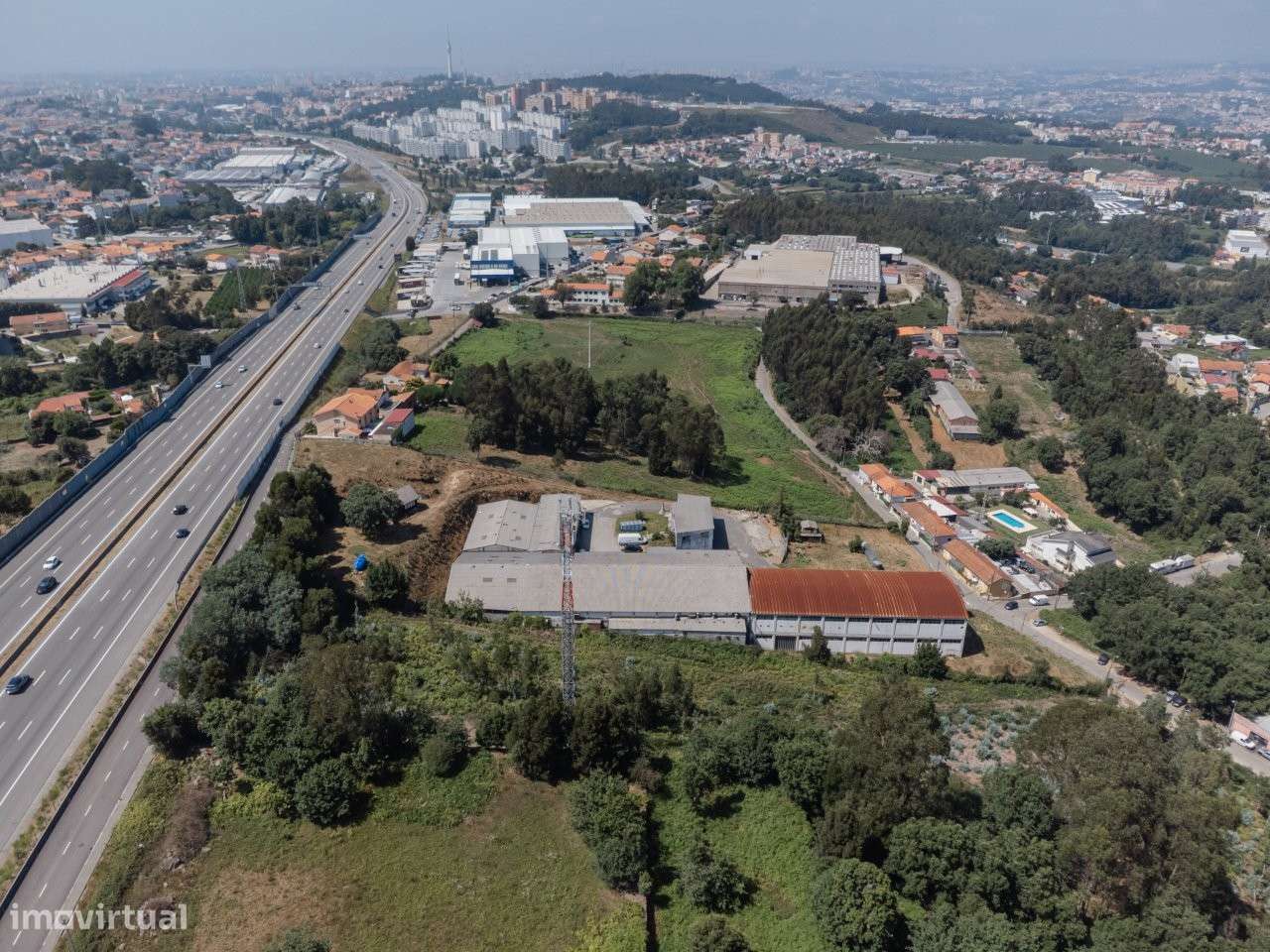 Armazéns com uma área de 5.270m2, em terreno com 14.000m2.-34