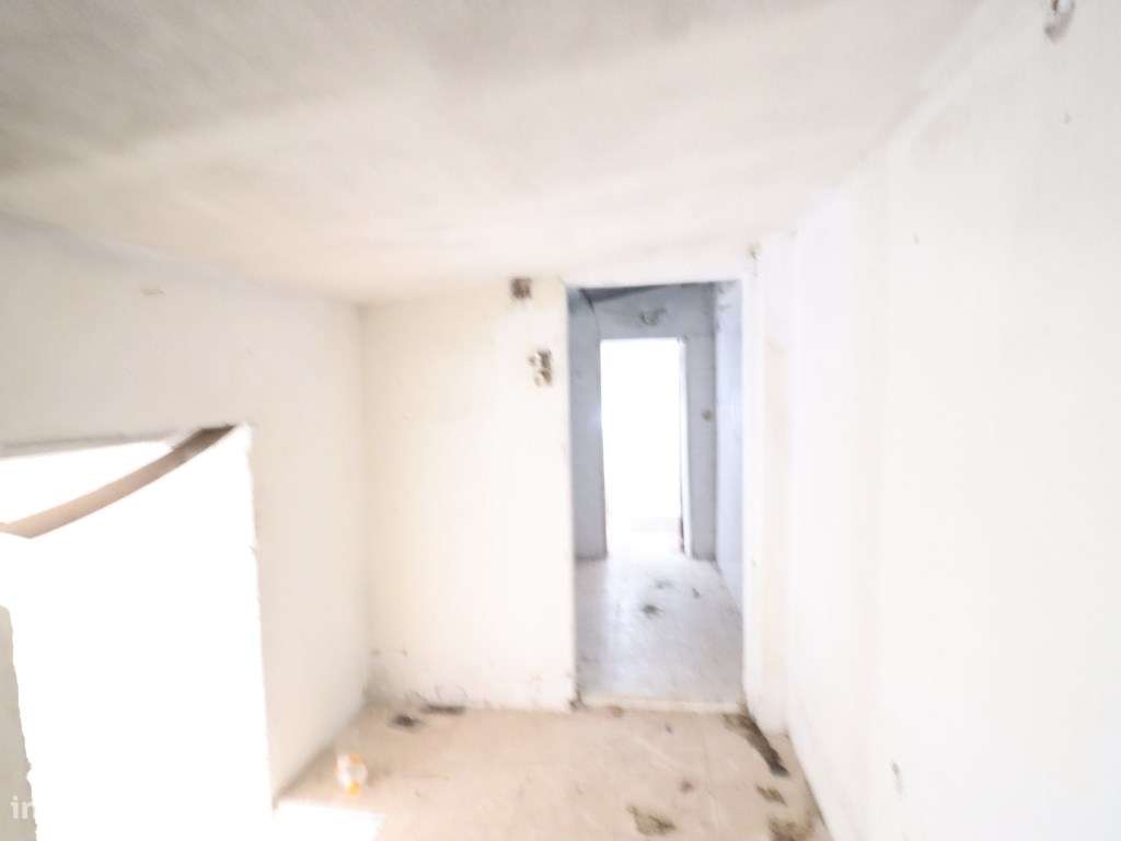 Duas moradias geminadas à venda na rua Miguel Bombarda, Barreiro-21