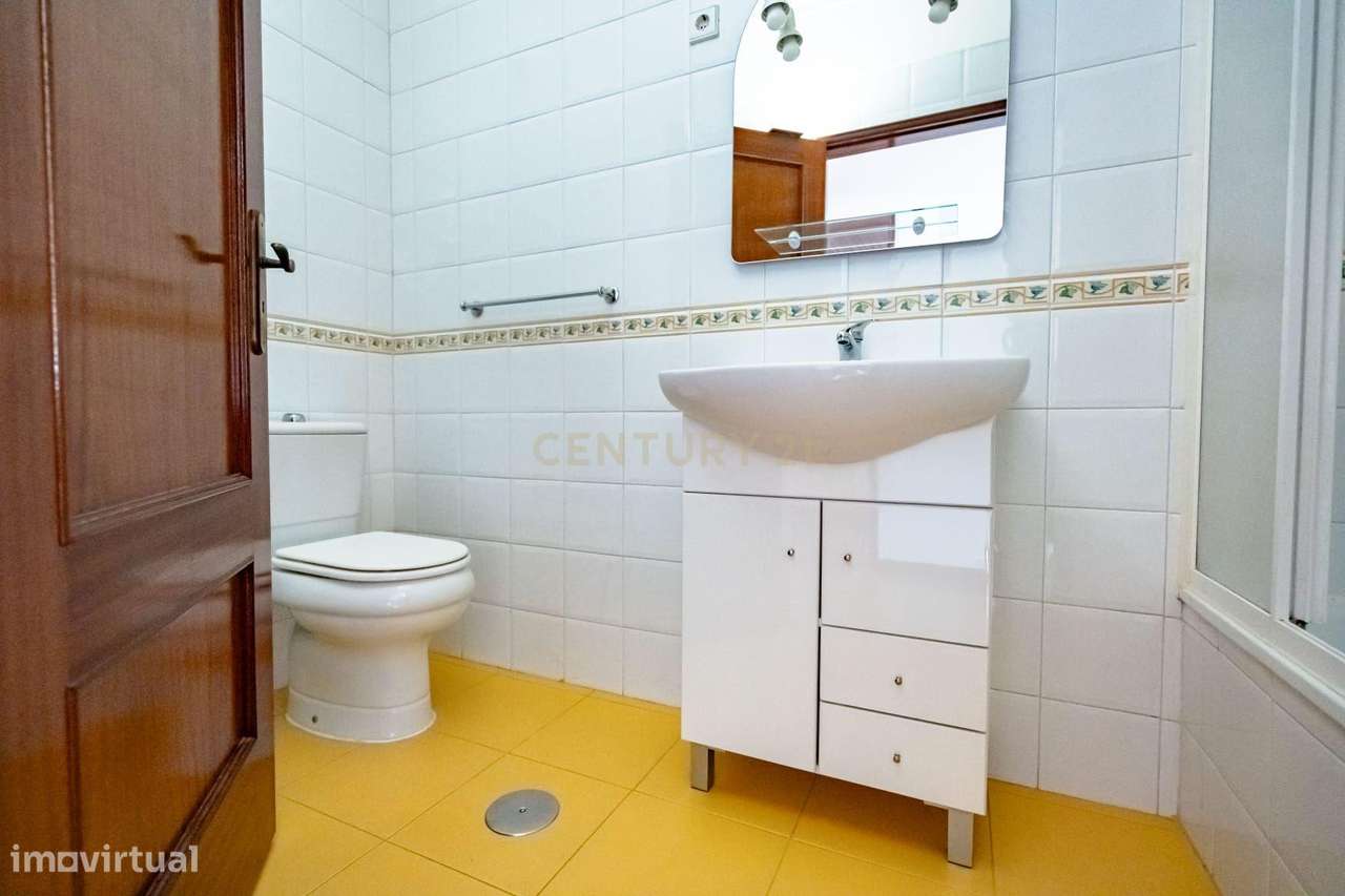 Apartamento T3 com elevador e garagem no centro da Lousã-24