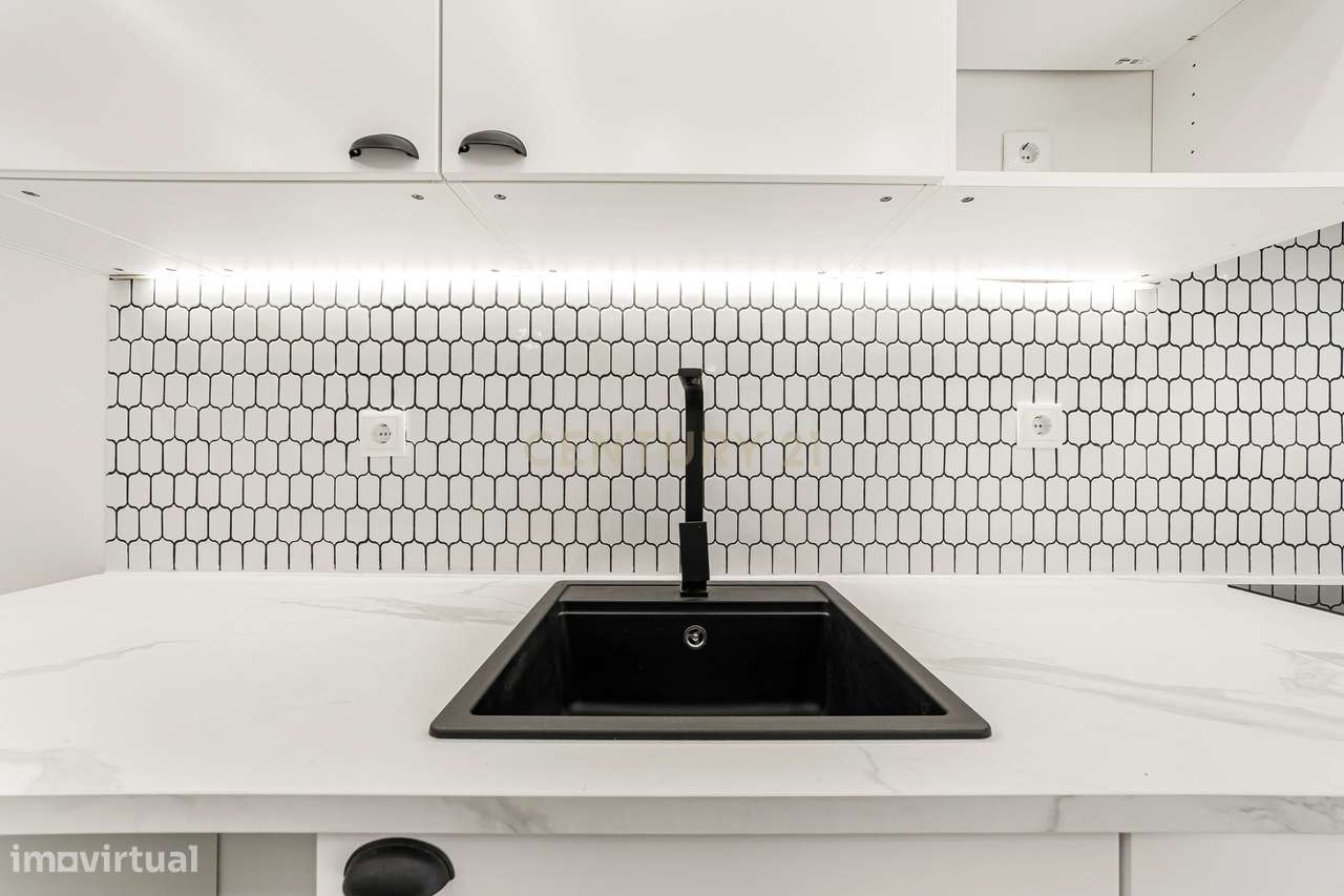 Prédio Totalmente Renovado com 2 apartamentos T1 e espaço exterior no-10