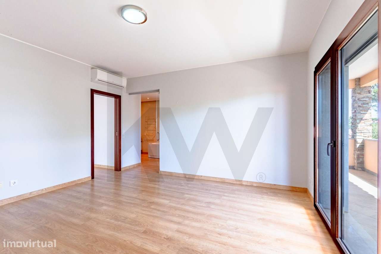 Moradia de sonho T4 com jardim, piscina e privacidade no coração de Ca-28