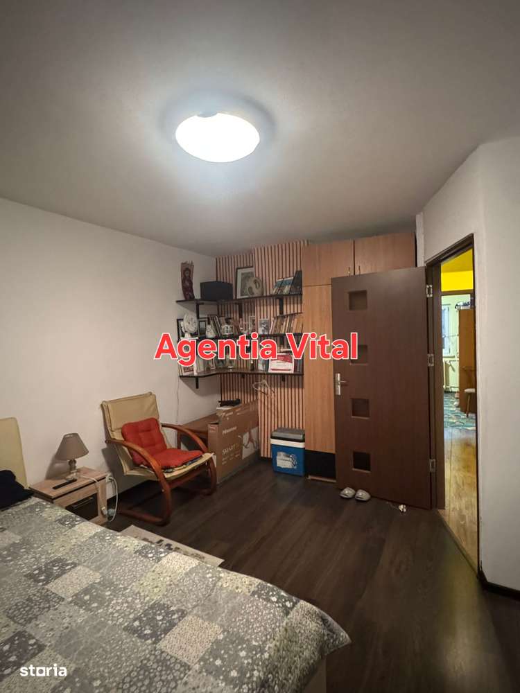 Apartament Sarari decomandat p/4 cu balcon - Imagine principală: 5/8