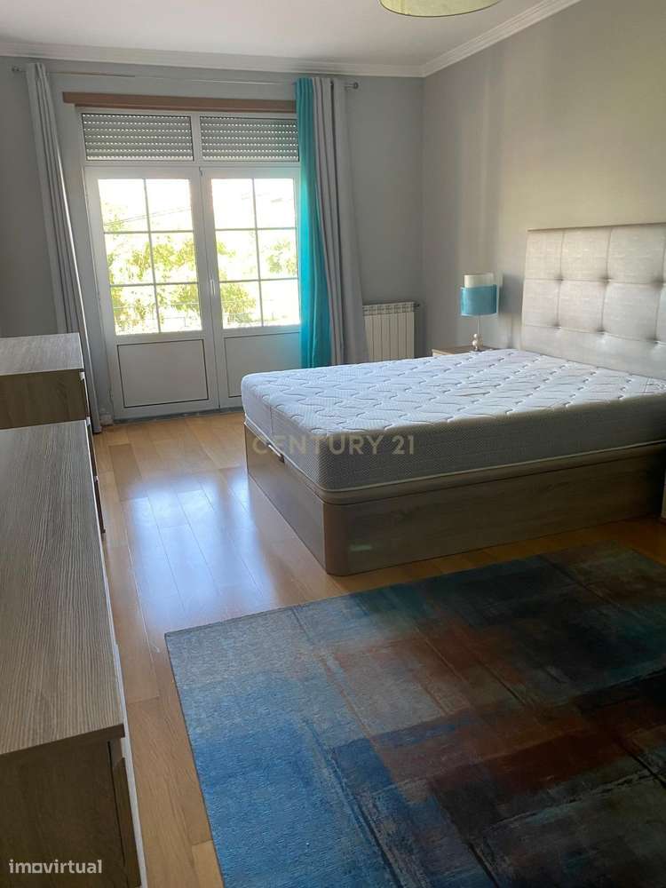 Espaço, Elegância e Localização Privilegiada – Andar de Moradia T5 no-9