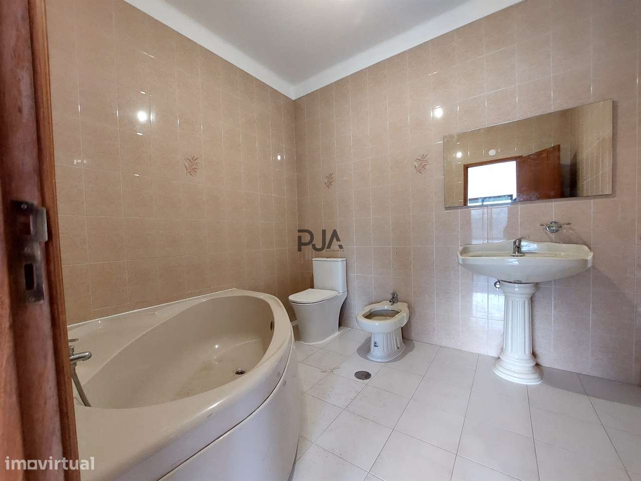 Moradia com 2 Apartamentos T4 e Armazém em Oliveira, Mangualde - Grande imagem: 5/11