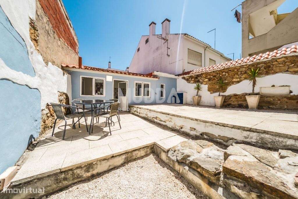 Moradia térrea T1+1 renovada com charme na Rua Direita, 35 mesmo no co-19
