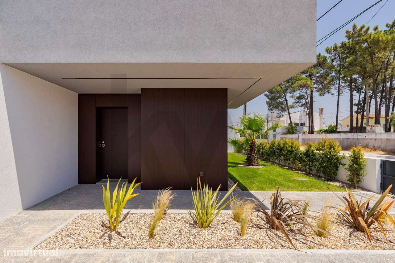 Moradia V3 a estrear na Aroeira com piscina e garagem inserida num lot - Grande imagem: 3/30