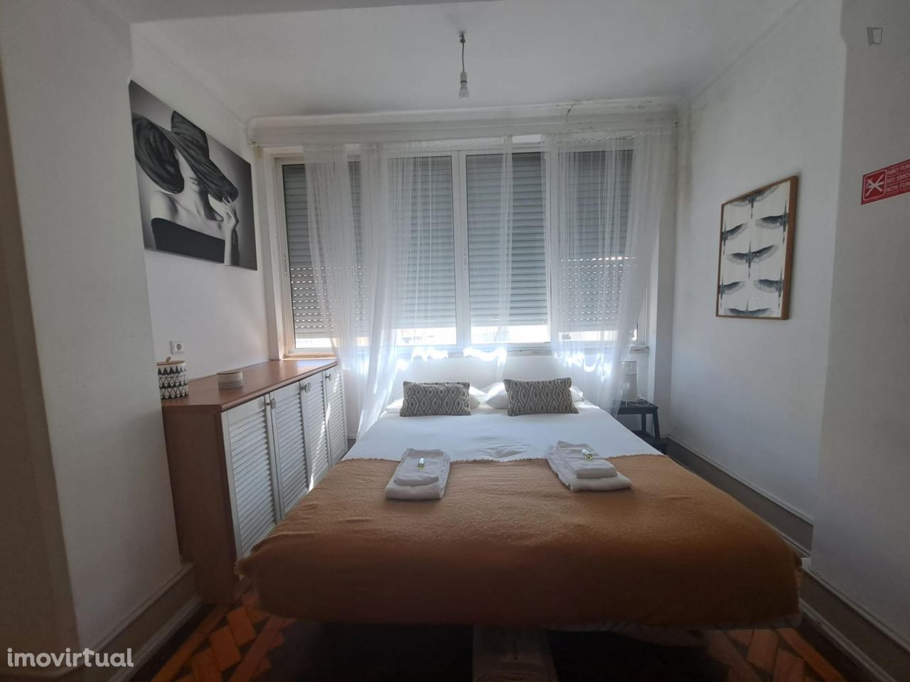 642713 - Quarto com cama de casal, com casa de banho privada, em...