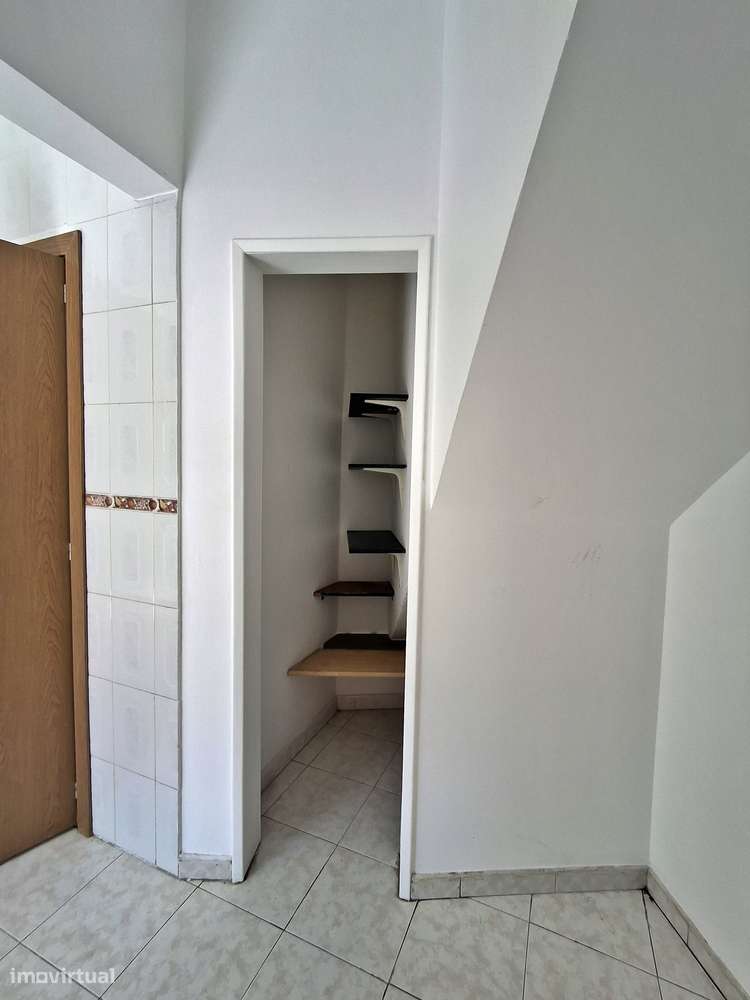 Apartamento T4 muito soalheiro, em zona central.-21