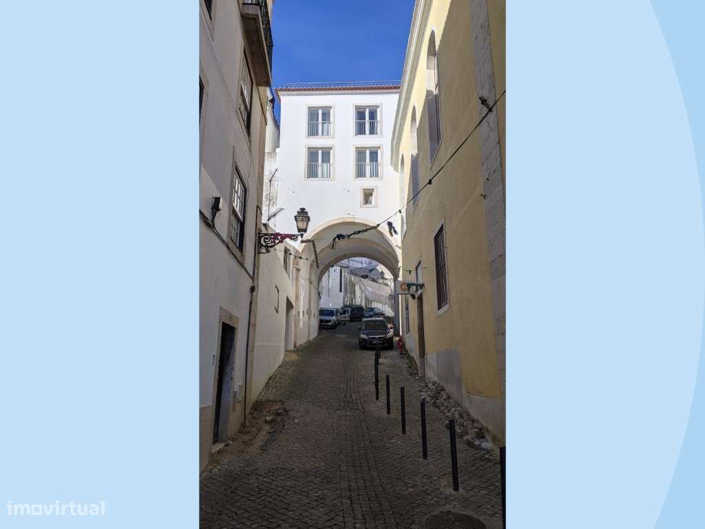 Apartamento T1 para renovação no coração de Alfama em Lisboa-11