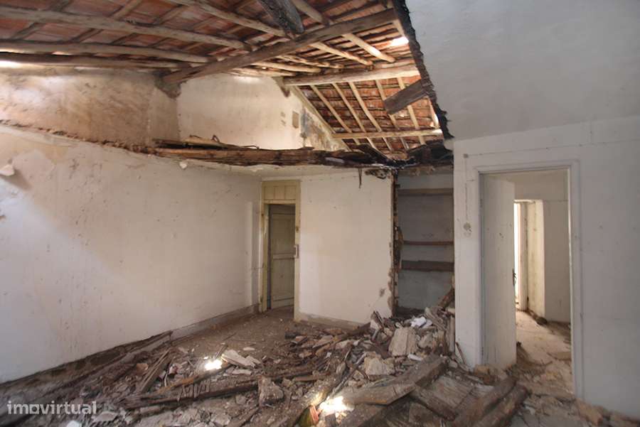 Prédio para recuperar, 3 pisos, cave e pequeno logradouro, C da Rainha-14