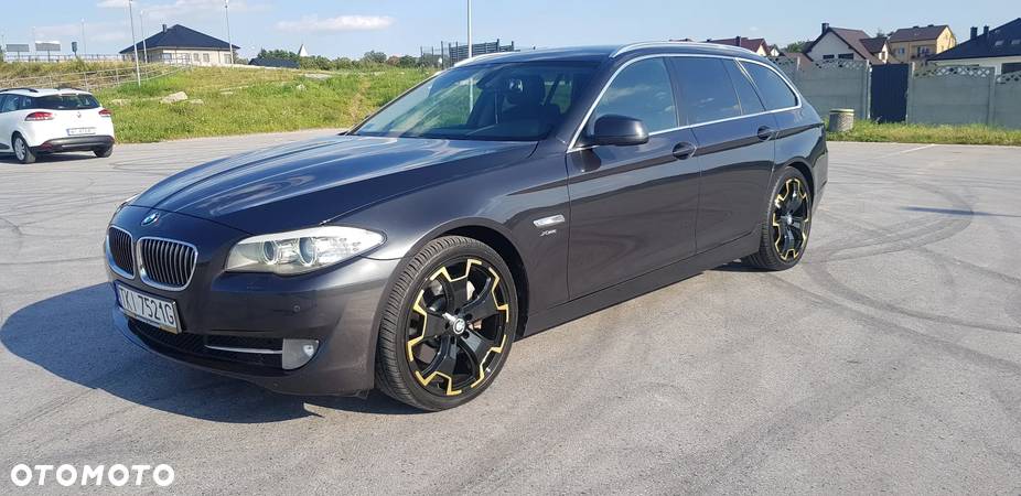 BMW Seria 5 525d xDrive - 10