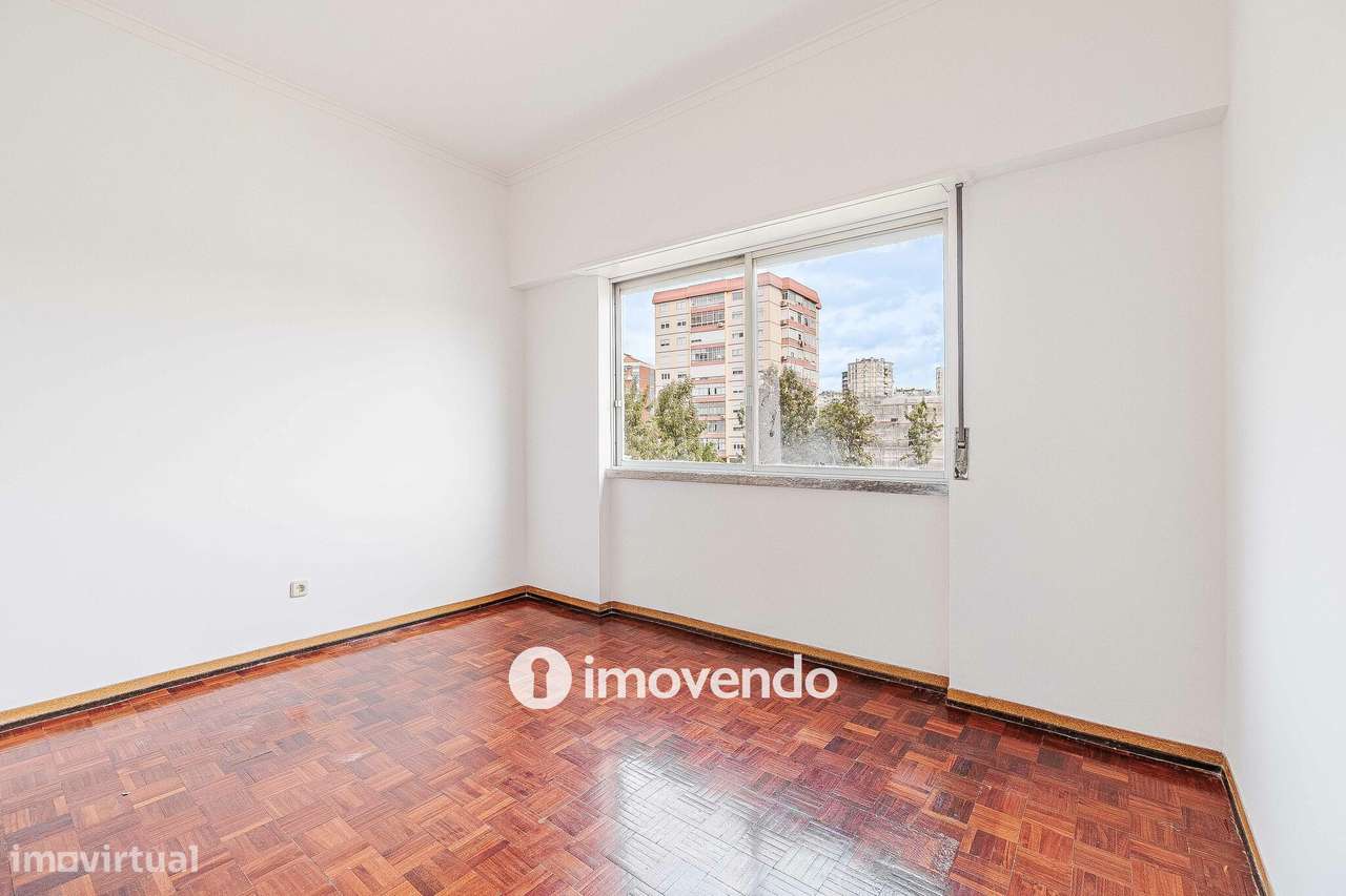 Apartamento T2 com áreas amplas, em Odivelas-11
