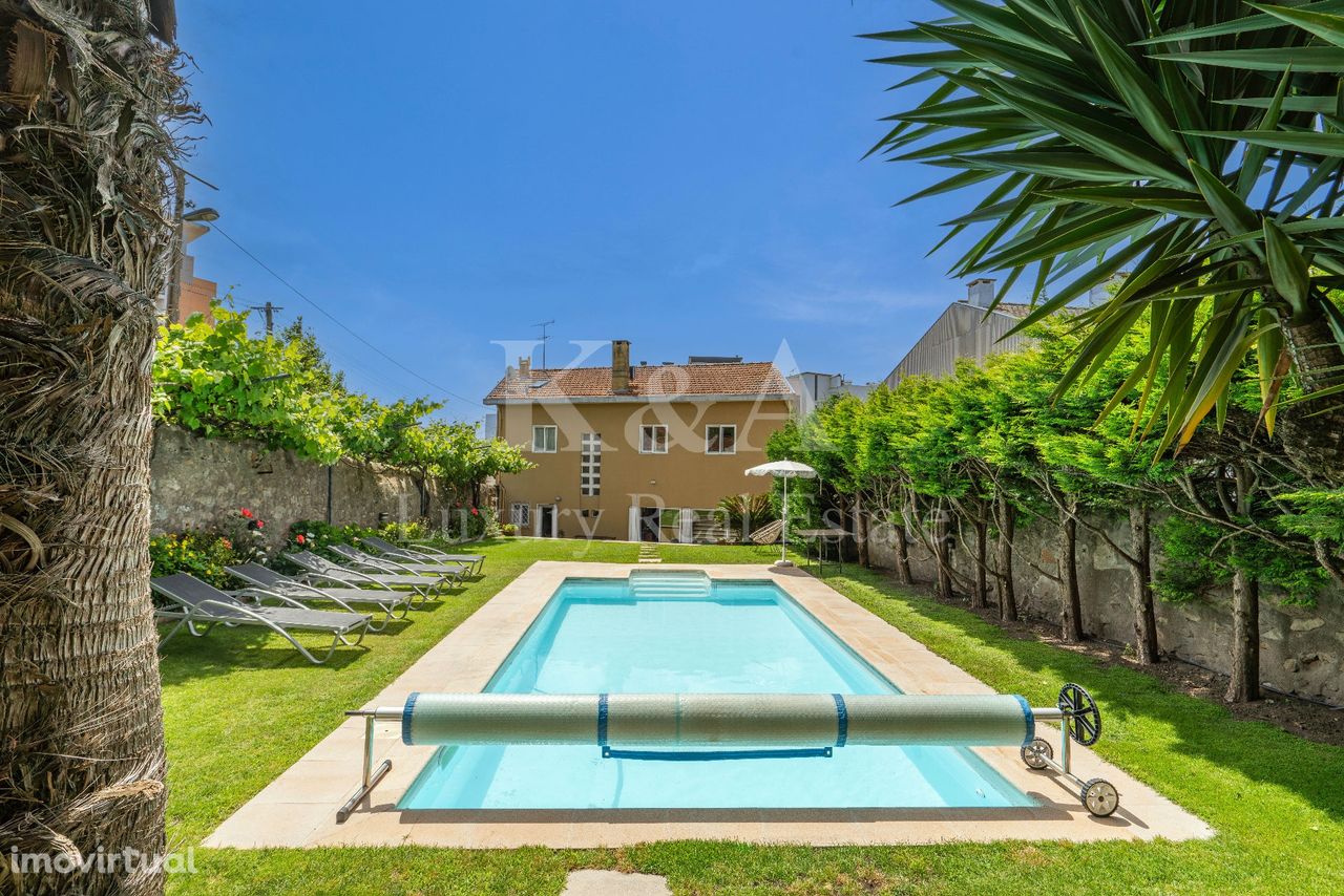 Moradia com piscina em zona nobre do Porto.