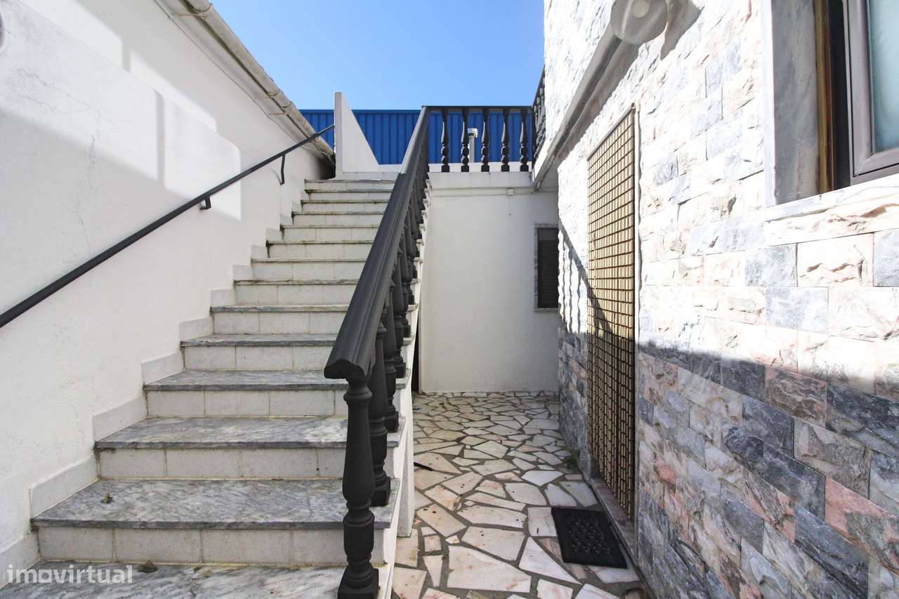 Moradia isolada em Gaeiras, com 4 quartos, jardim e garagem fechada.-21