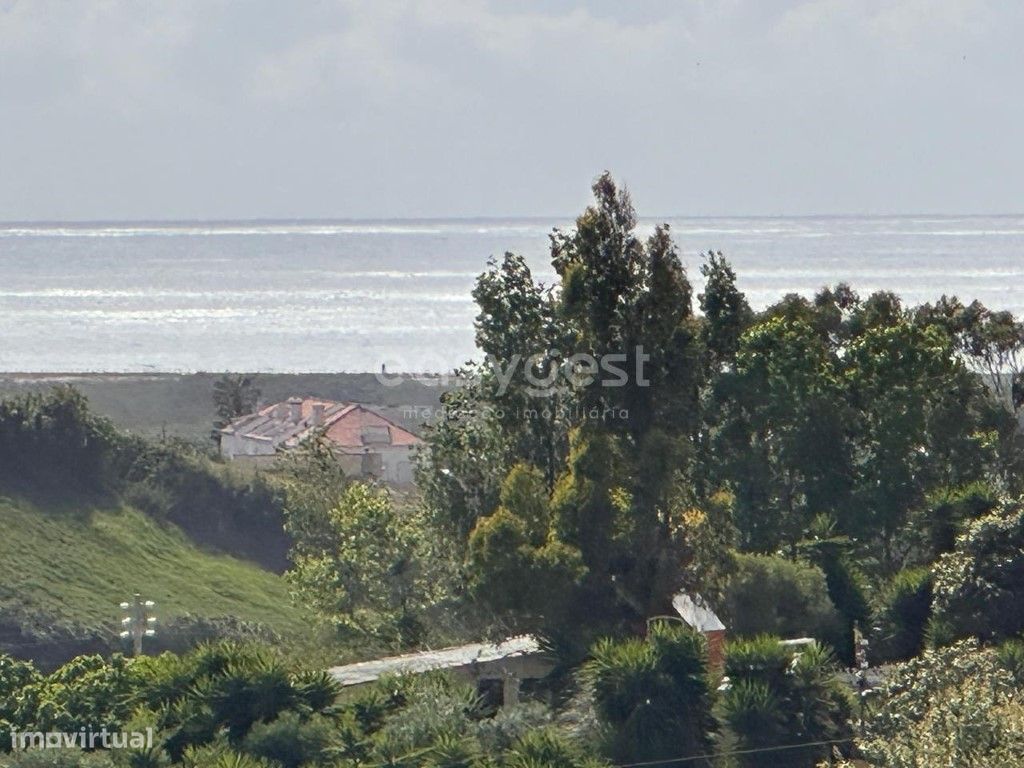 Lote de Terreno Urbano com vista para...