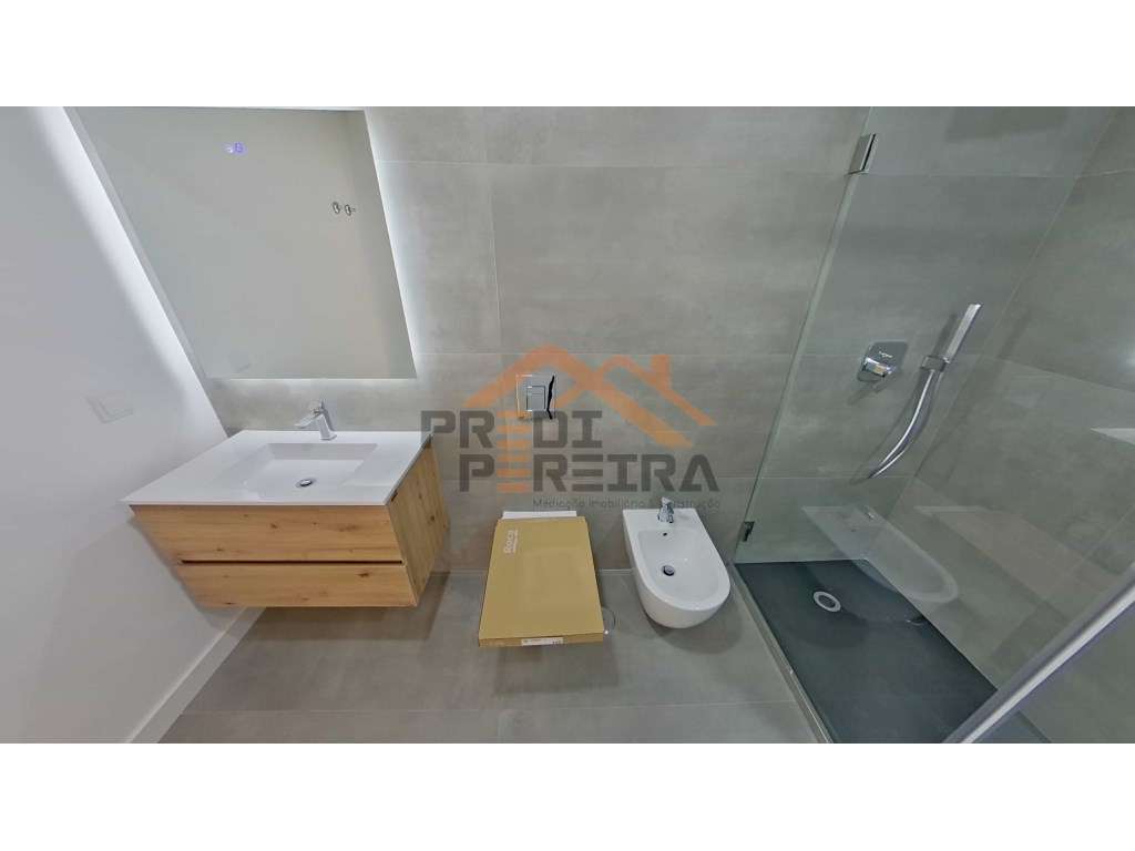 Apartamento T3, localizado em Santo António dos Cavaleiros.-8