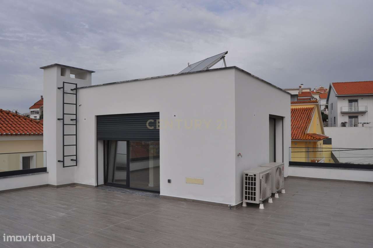 Moradia T4+1 Contemporânea com Piscina-22