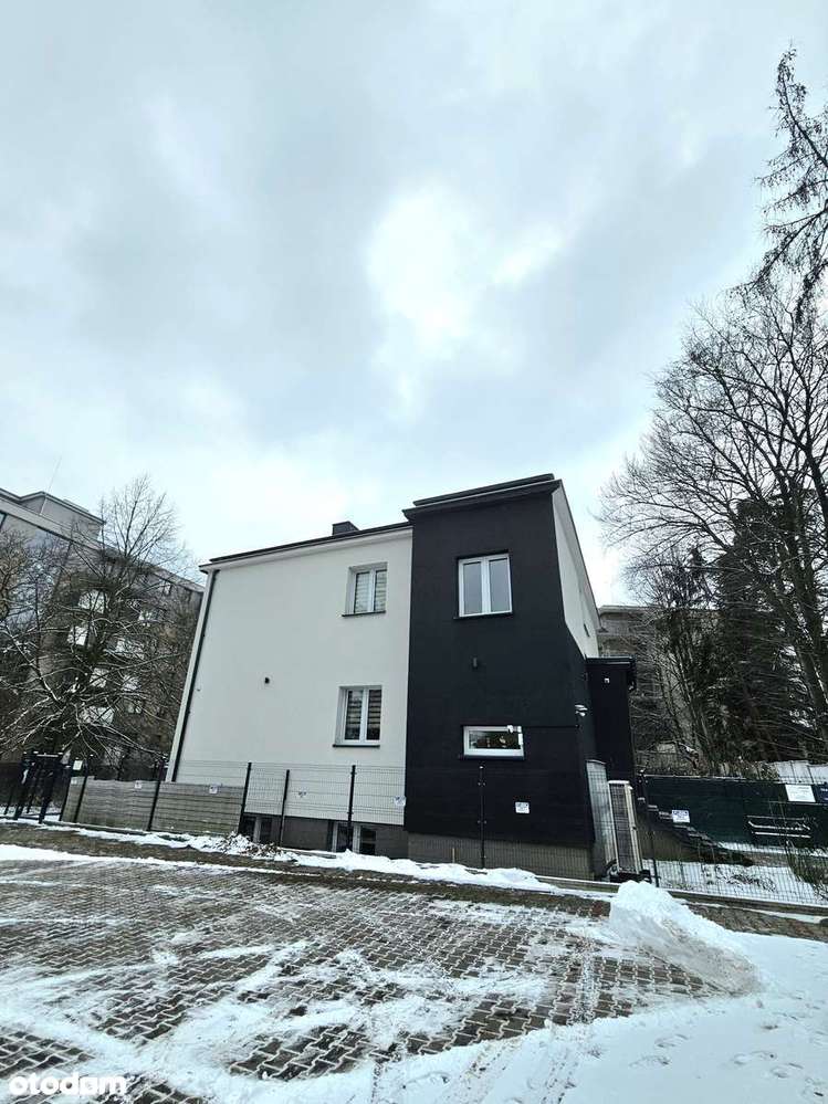 Garsoniera w suterenie z miejscem postojowym-0