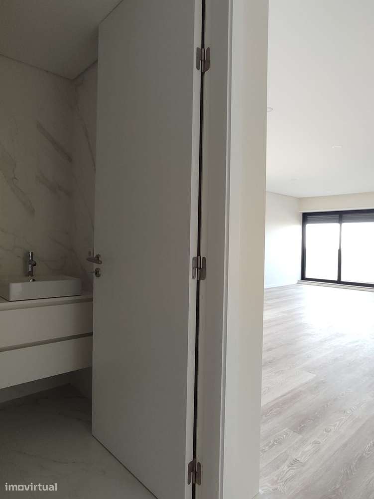 T2 com vistas de mar, lugar de garagem e arrumo, à estação do metro - Grande imagem: 2/8