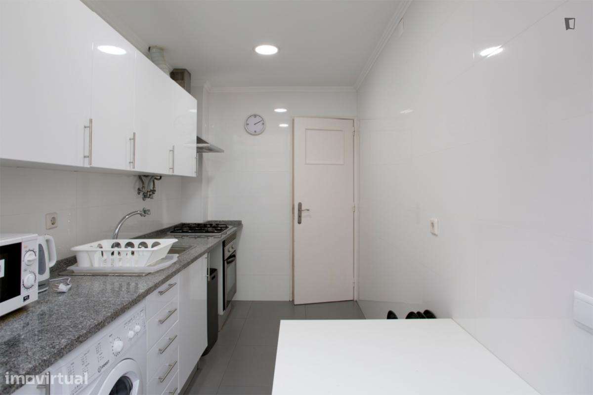 Quarto - localizado em Benfica Lisbon - Grande imagem: 5/10