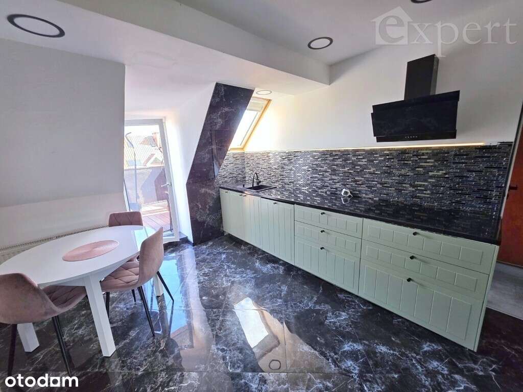 Dwa poziomy z tarasem i miejscem parkingowym-7