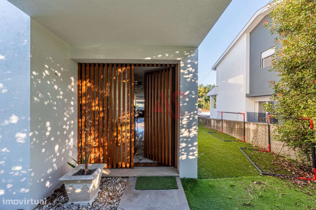 Moradia T4 com Suite Master, Jardim e Garagem para 4 carros | Corvite,-7