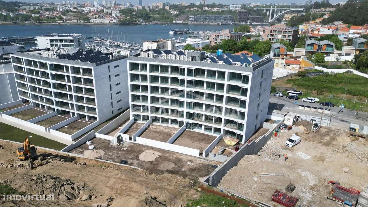 LA- Apartamento T3 Novo c/ Terraço e 2 Lugares de Garagem em Canidelo-20