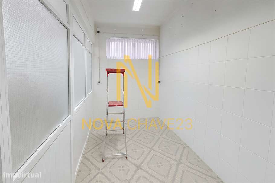 Armazém com 136m2 na Av. de Santa Maria-8