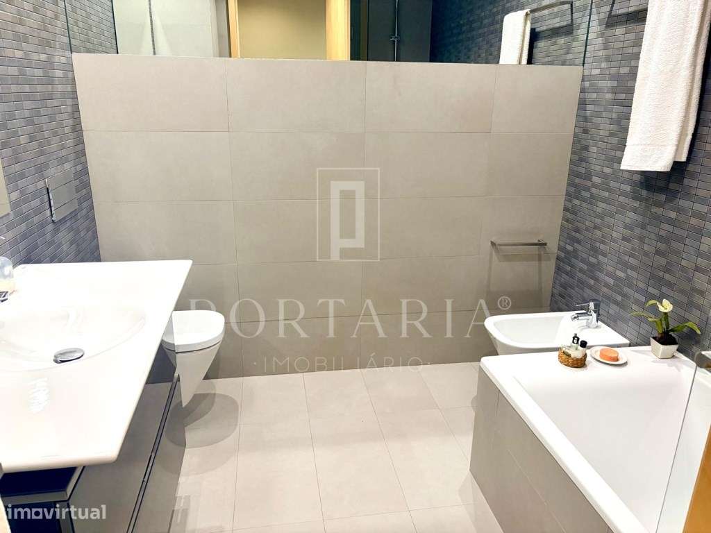 Apartamento T4 com terraço e garagem fechada em Aveiro-9