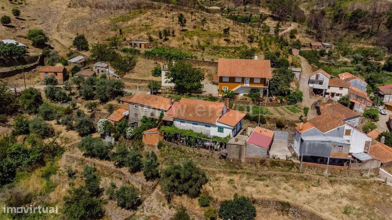 Moradia Geminada T3 / Fundão, Aço-19