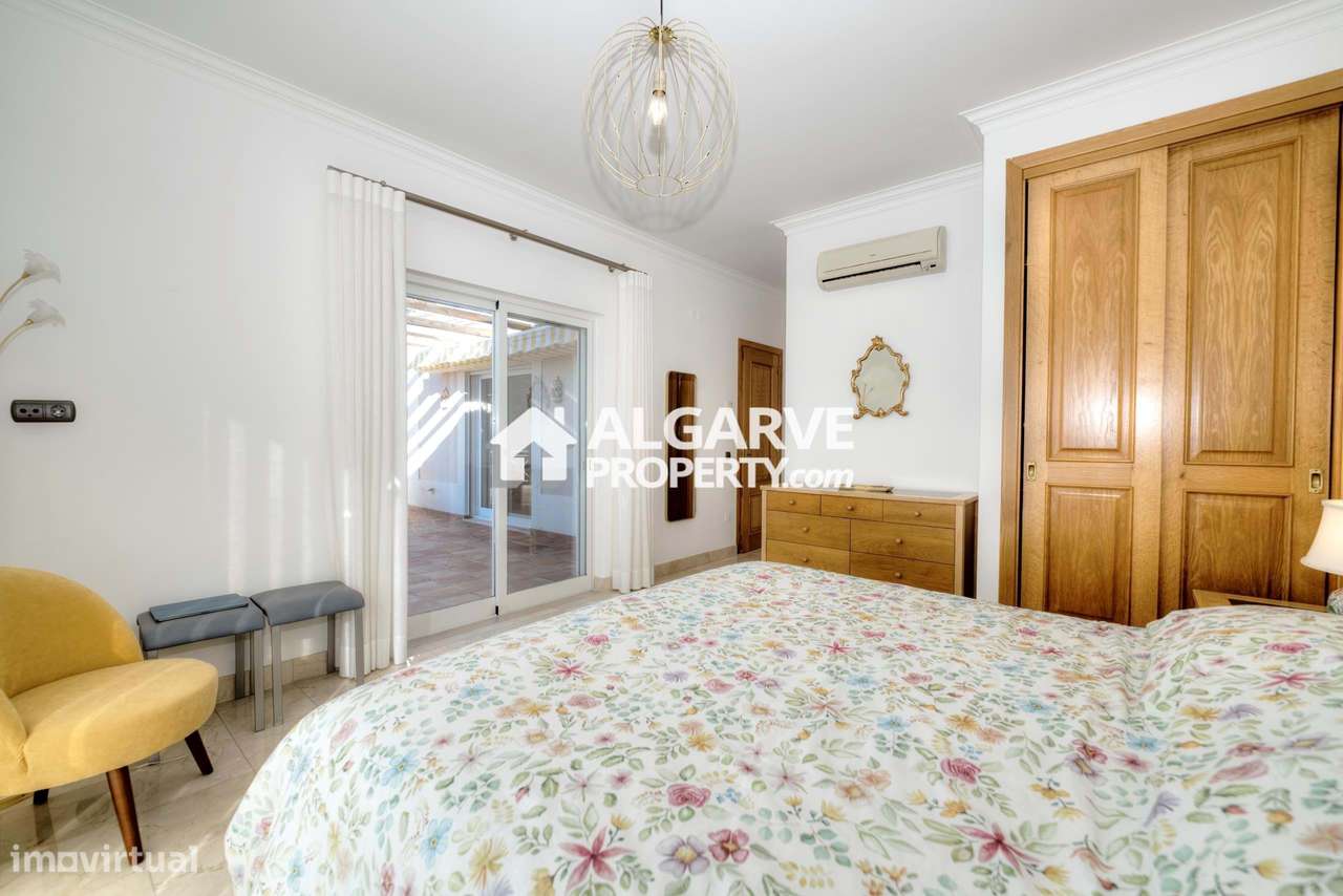 Charmosa V3 num condomínio fechado, junto do centro de Almancil, Algar - Grande imagem: 4/24